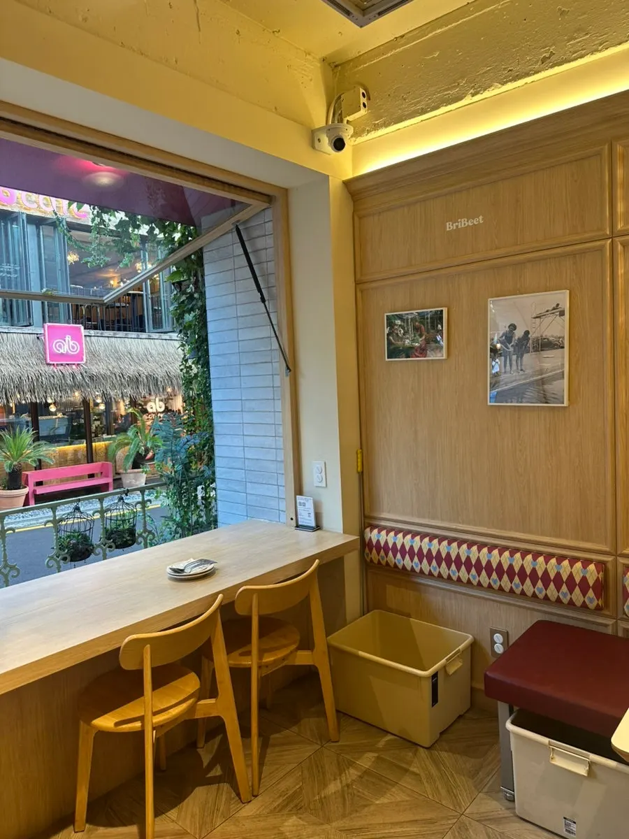 Seating suited for friend meetups at Brivit Gangnam