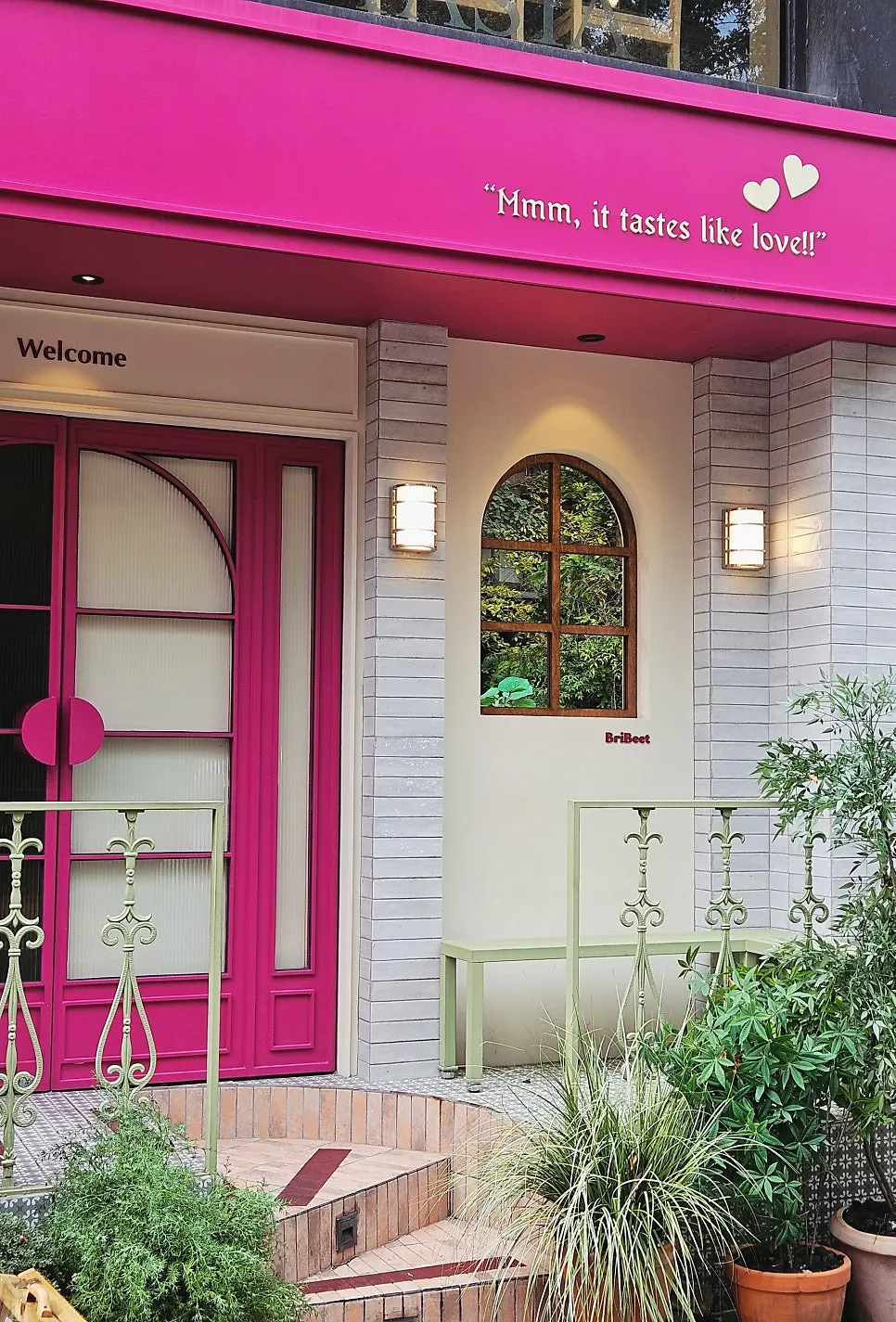 브리비트 강남 매장 외관 세로 컷