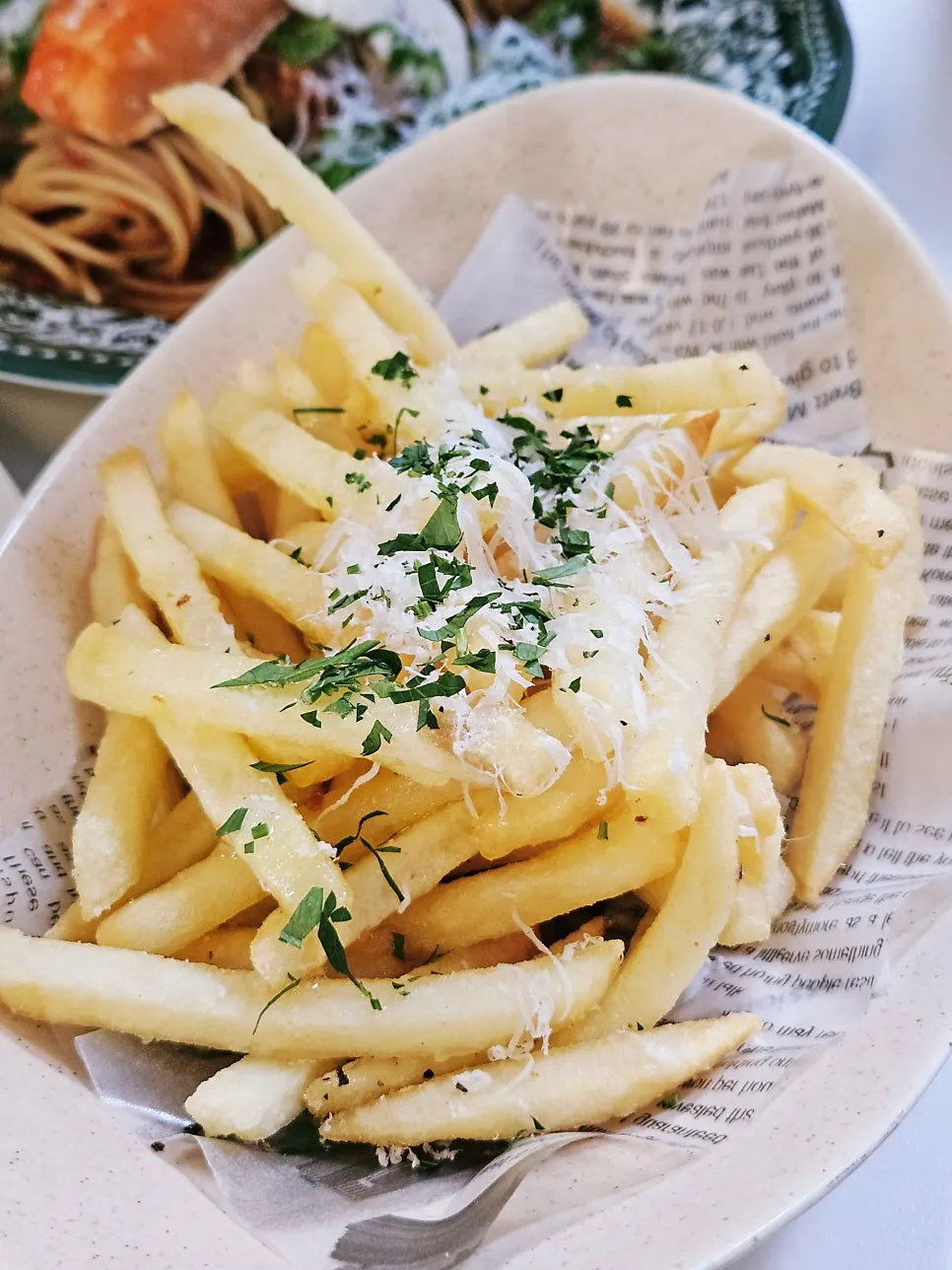 테이블에 차려진 브리비트 강남 주문 메뉴