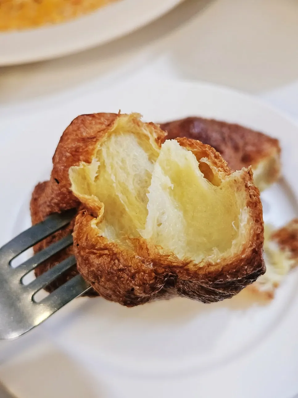 뜯어서 크림소스에 찍는 브리비트 요크셔 푸딩