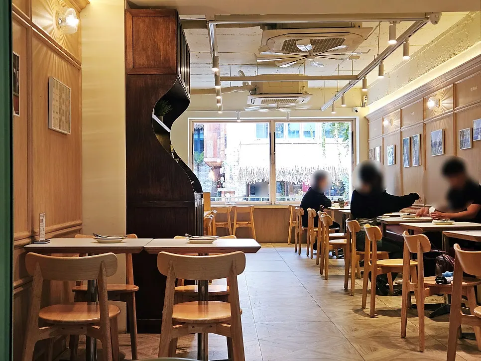 햇살이 드는 브리비트 강남 테라스 좌석 전경