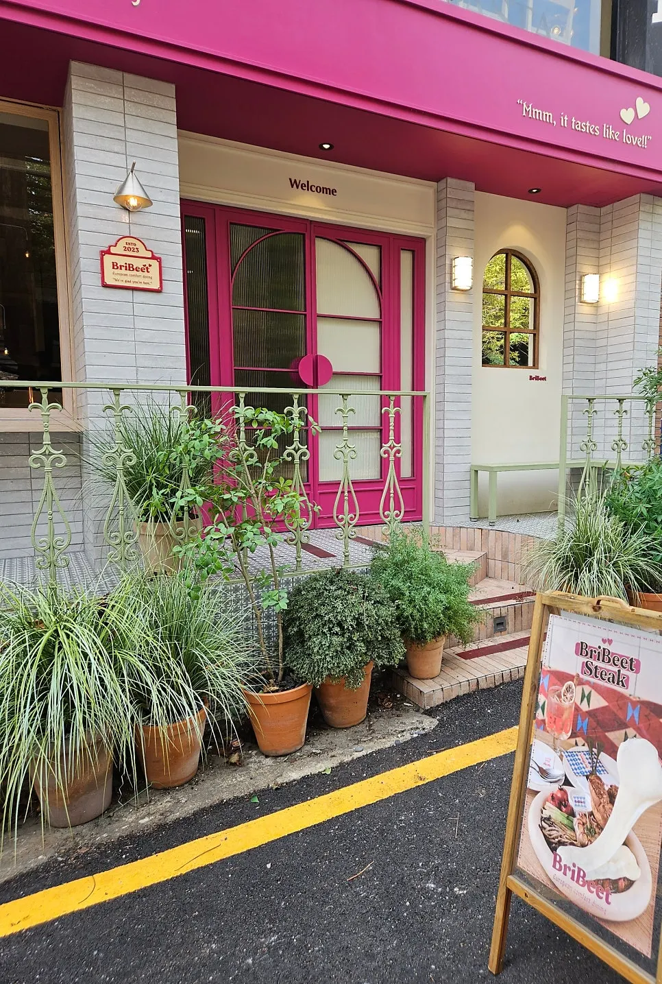 브리비트 강남 외관과 간판