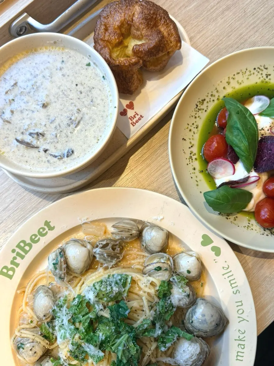 주문한 음식들이 차려진 다찌석 테이블