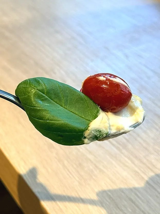 그릭요거트와 토마토푸딩 한 접시