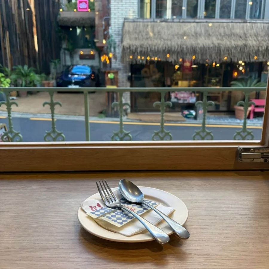 Table setting with an exotic-style menu
