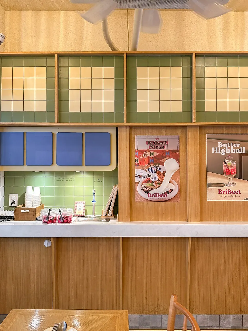 クリーム色の壁とウッドトーンのブリビテ聖水店内
