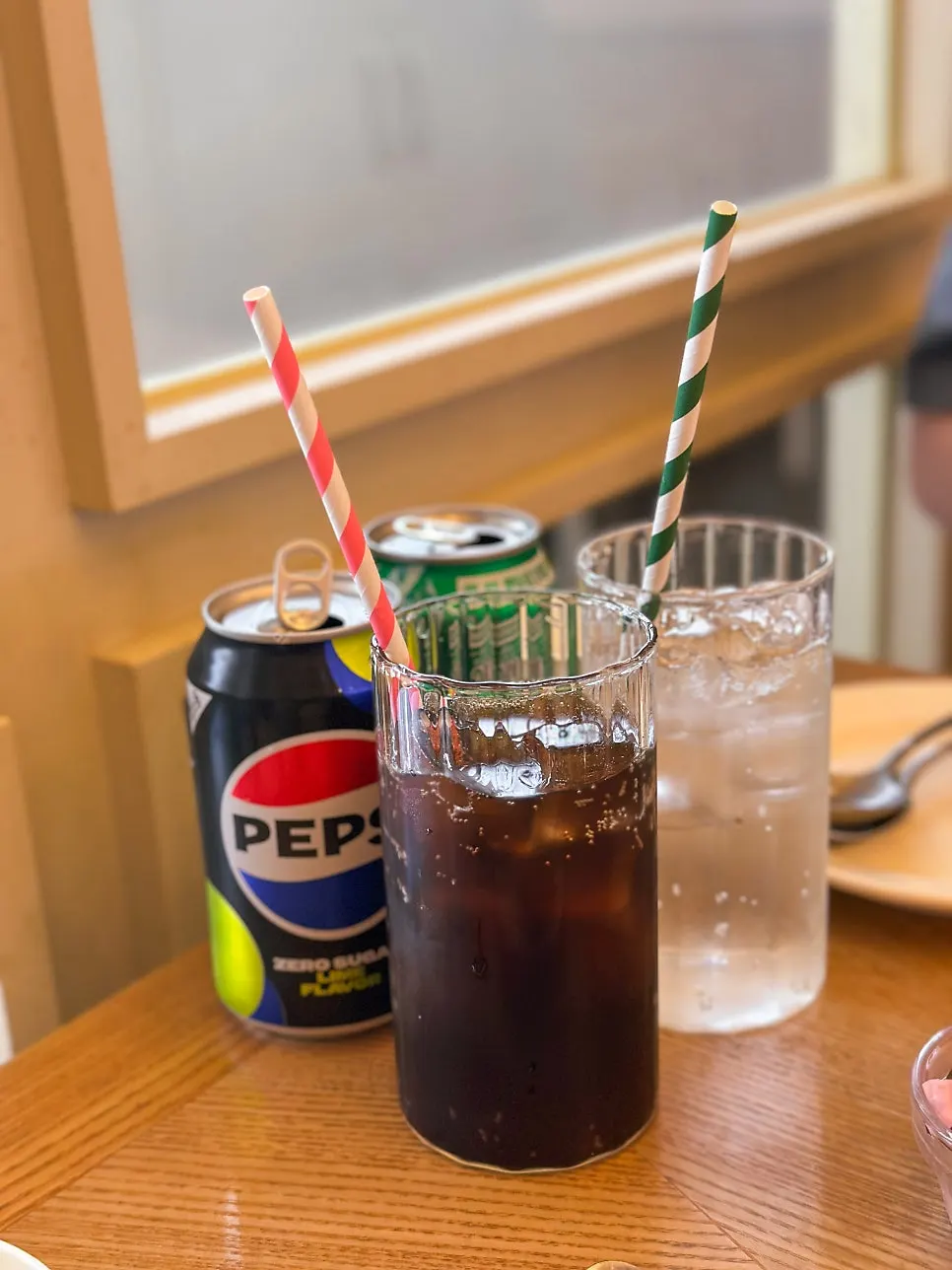 ストライプストローが刺さった炭酸飲料2杯