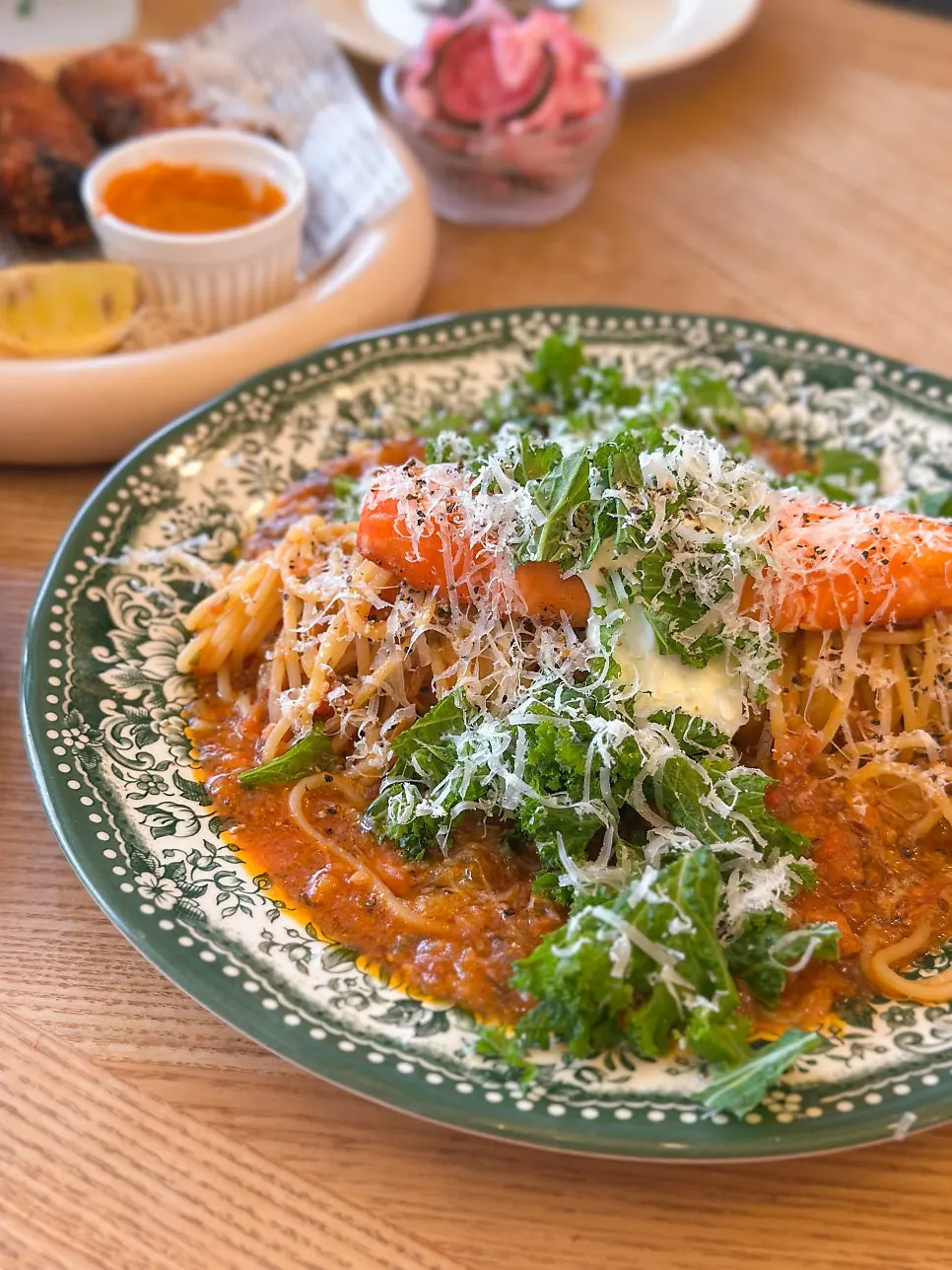 サーモンがのったパスタ皿の縦カット
