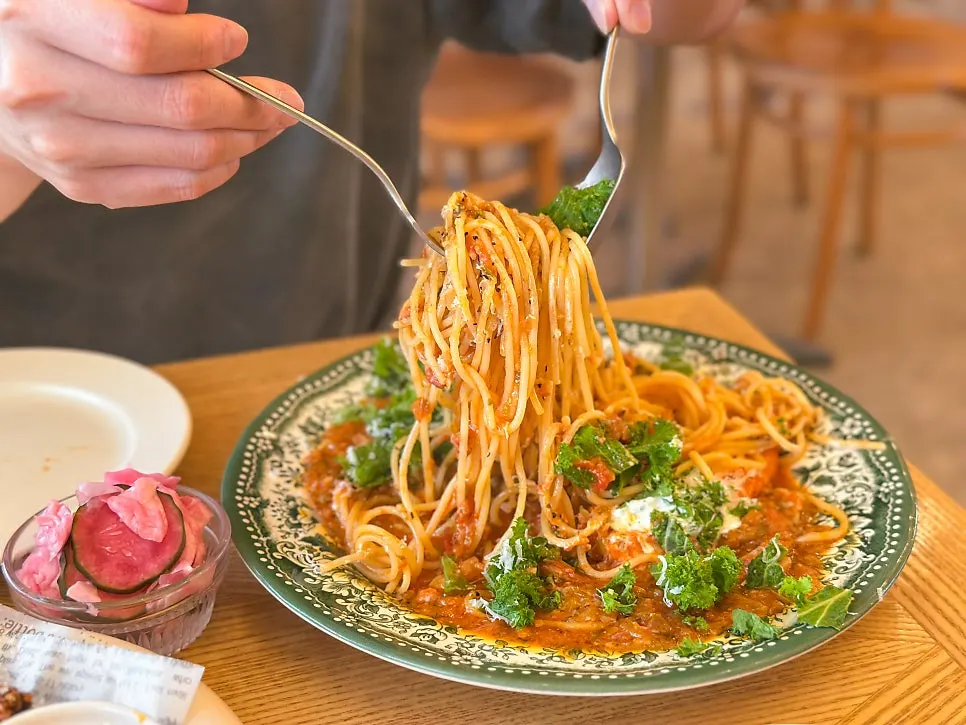 厚みのある焼きサーモンをのせたサーモンステーキパスタ