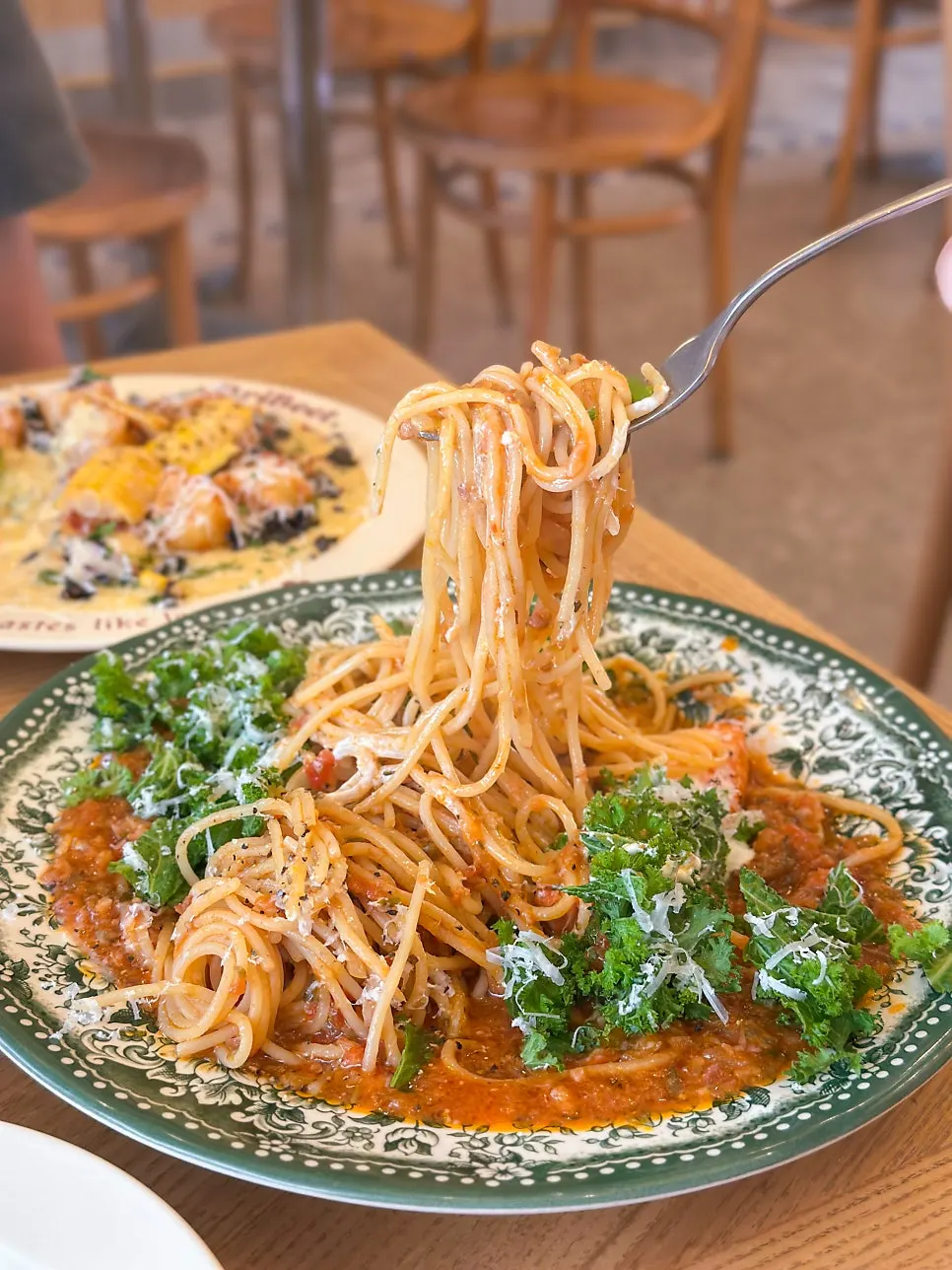 フォークに巻き付けたラグーパスタの麺