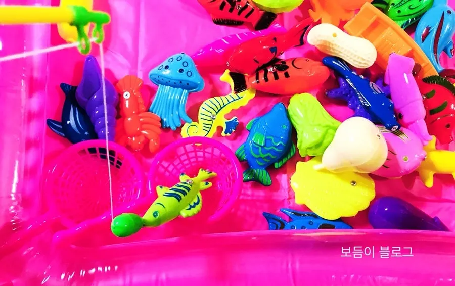 Enjoying magnetic fishing play