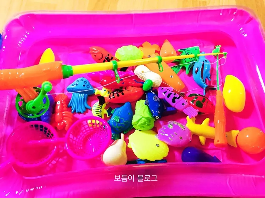 Fishing play toy contents