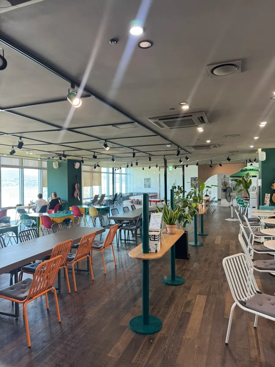 Carefully chosen interior decor details at Brown Hands Tongyeong