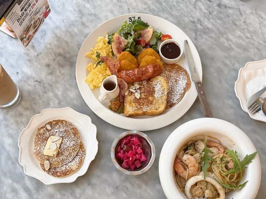 Table set with the ordered brunch and pasta
