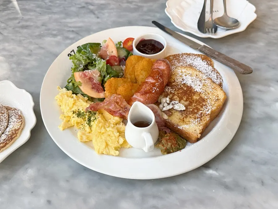 Plate of the hearty traditional American brunch