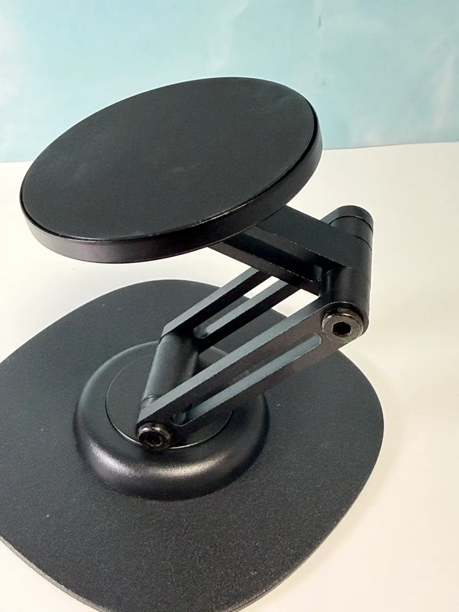Vitina stand showing its magnetic holding power