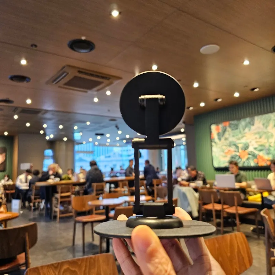 Palm-sized tablet stand