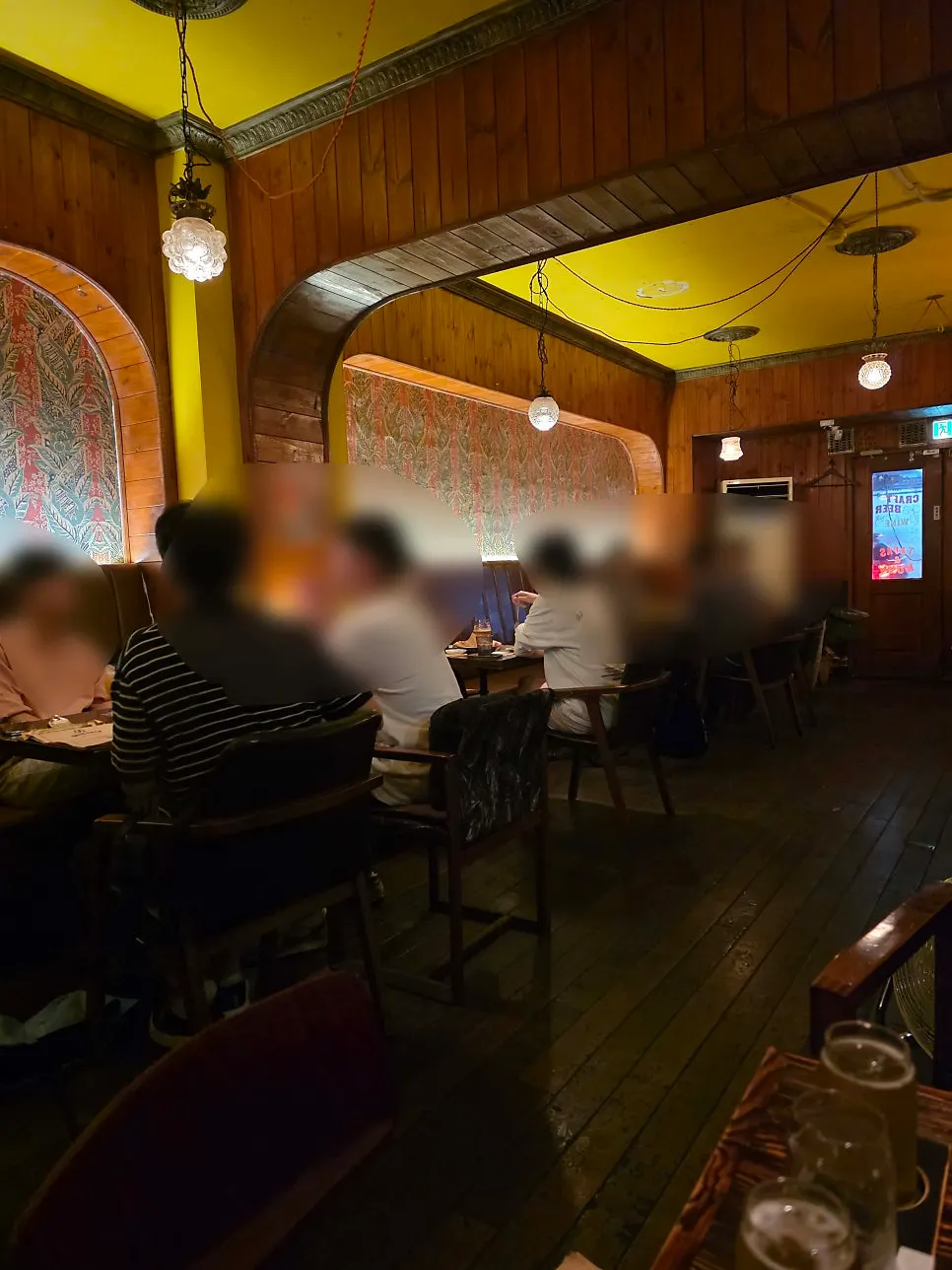 Table layout with 4-seat and 2-seat tables at Boah Boah