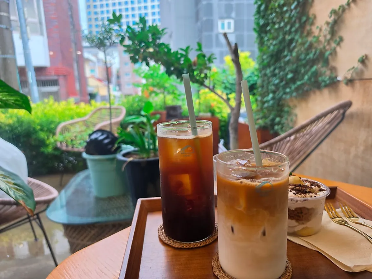 Main image of Café Buajang in Minrak-dong