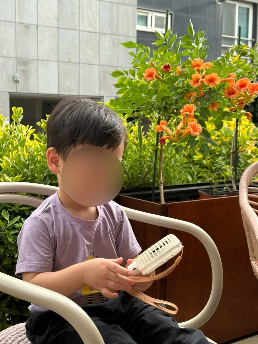 테라스 주변을 구경하는 아이들