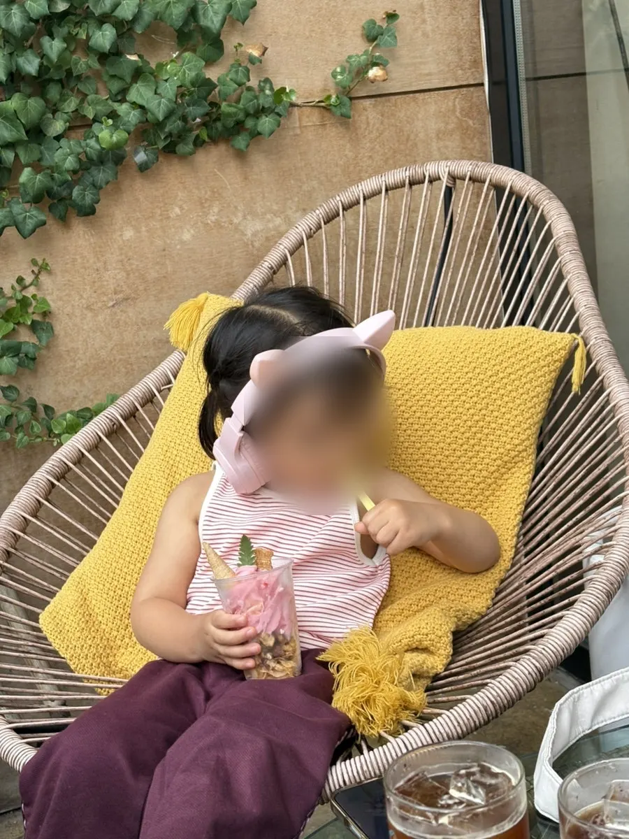 카페 부아장 정원의 꽃과 풀