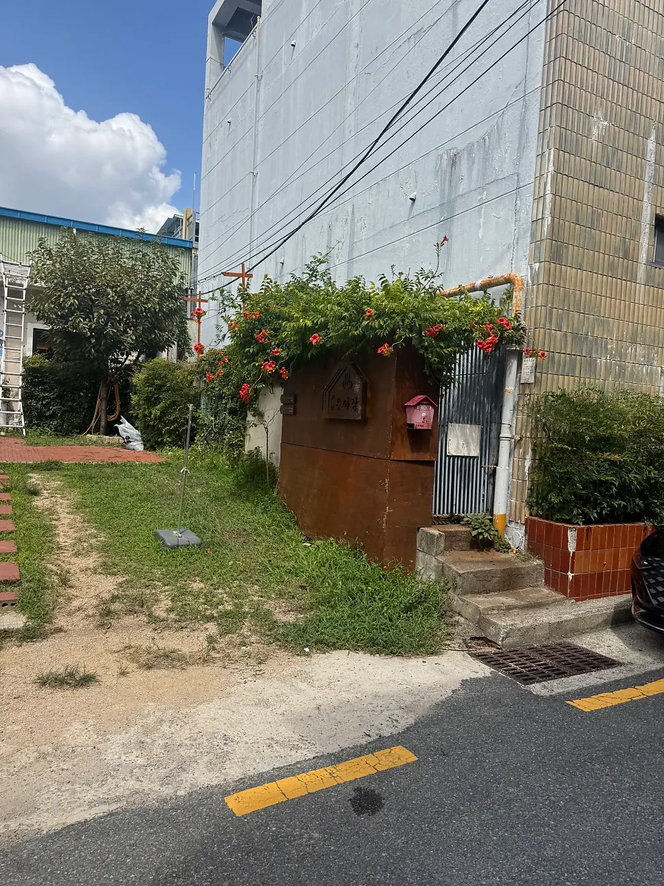 Fachada de Café Buajang con ventanales de vidrio