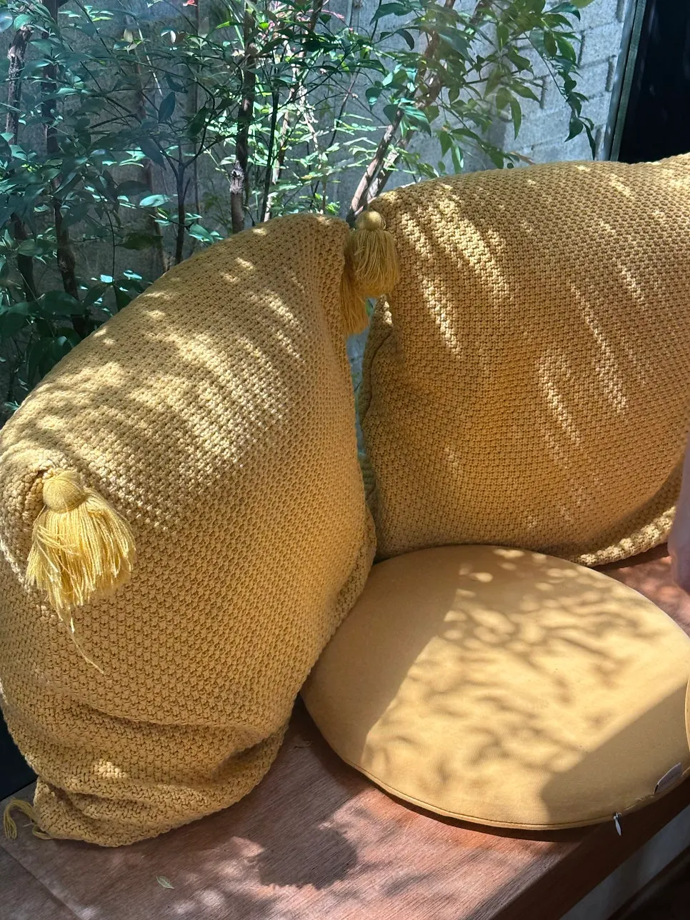 Mesas y sillas al aire libre en el jardín de Café Buajang