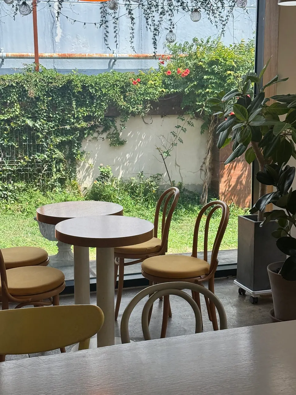 Interior de Café Buajang con mesas de madera