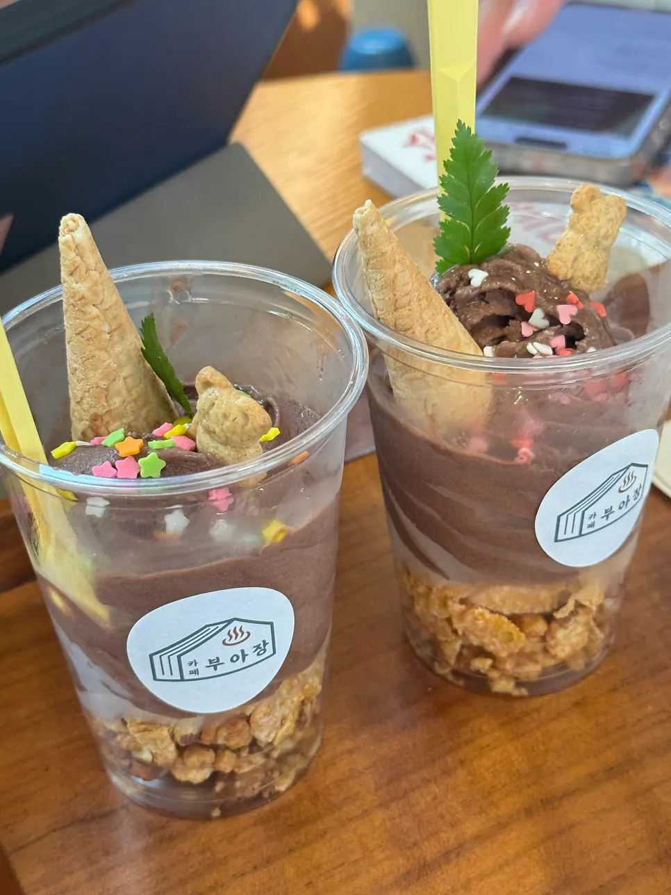Choco parfait con sprinkles encima