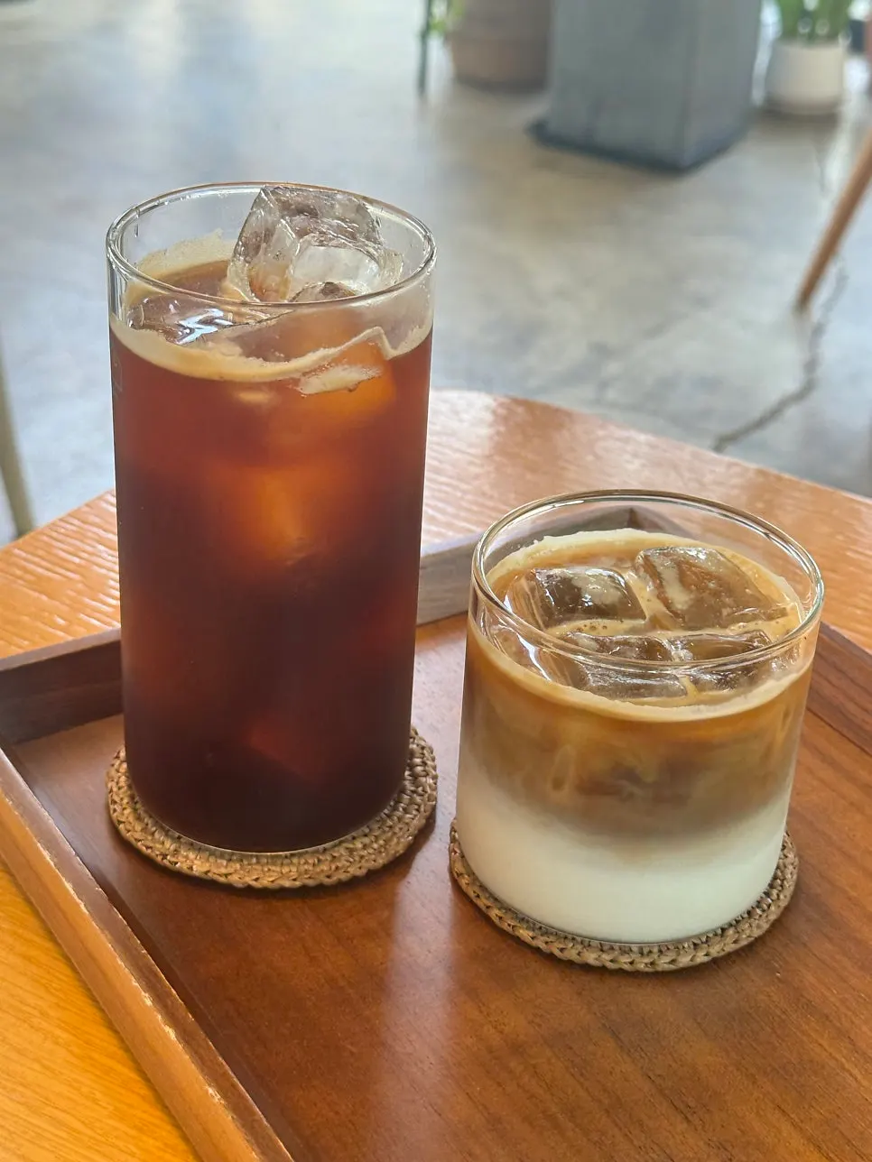 Dos choco parfaits sobre la mesa