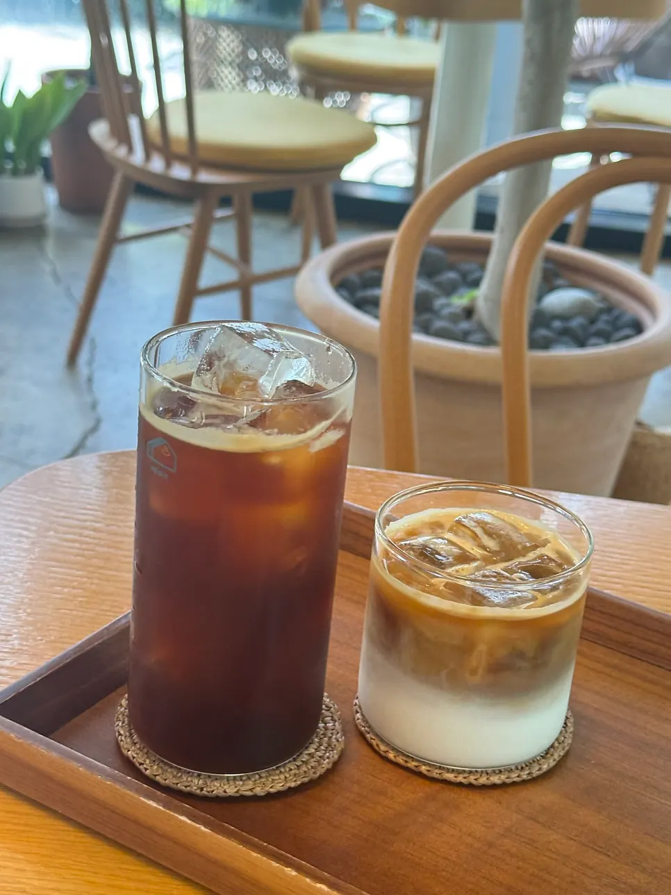 Mesa de Café Buajang con café y postres