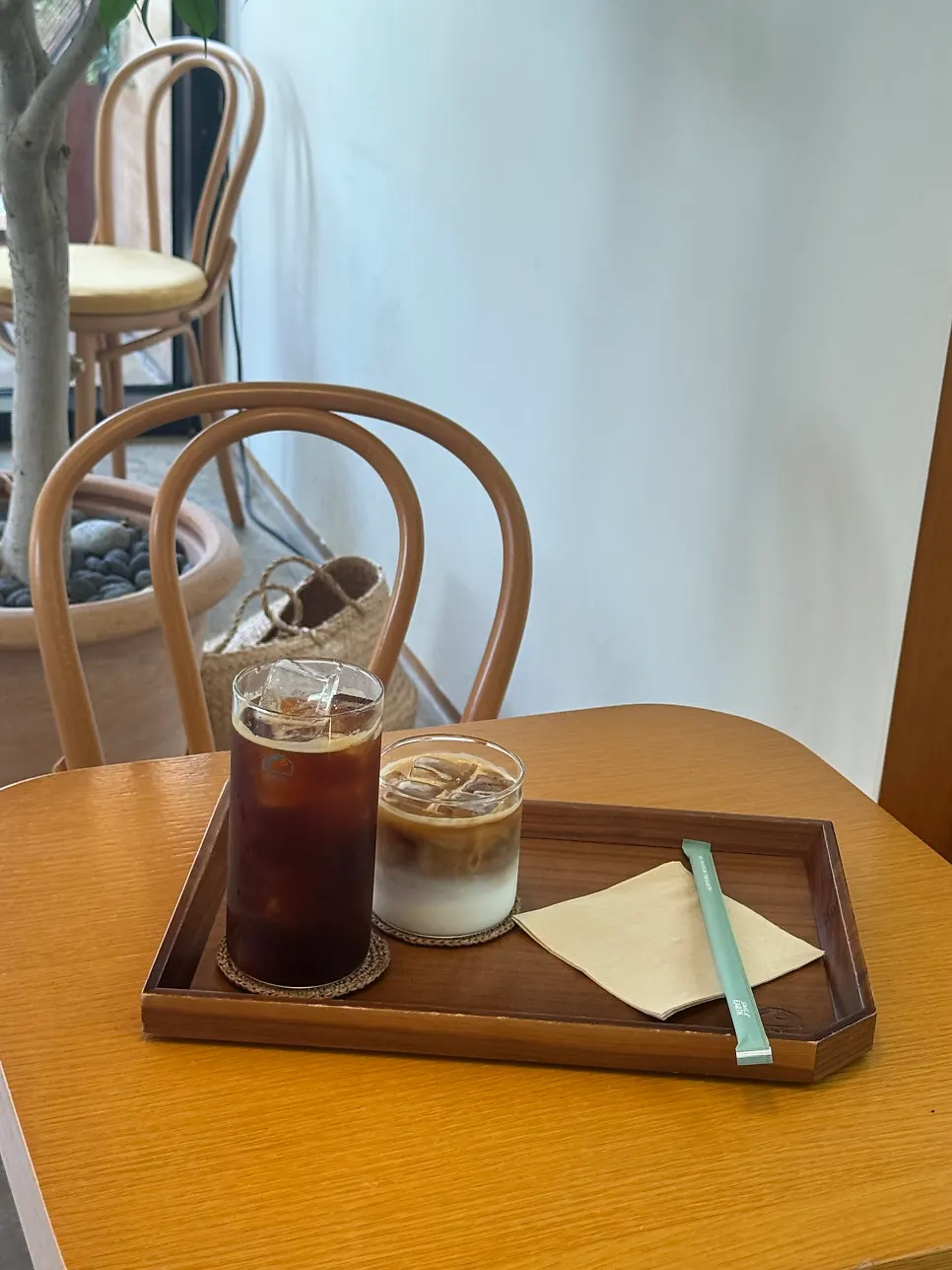 Vista del interior desde los asientos de Café Buajang
