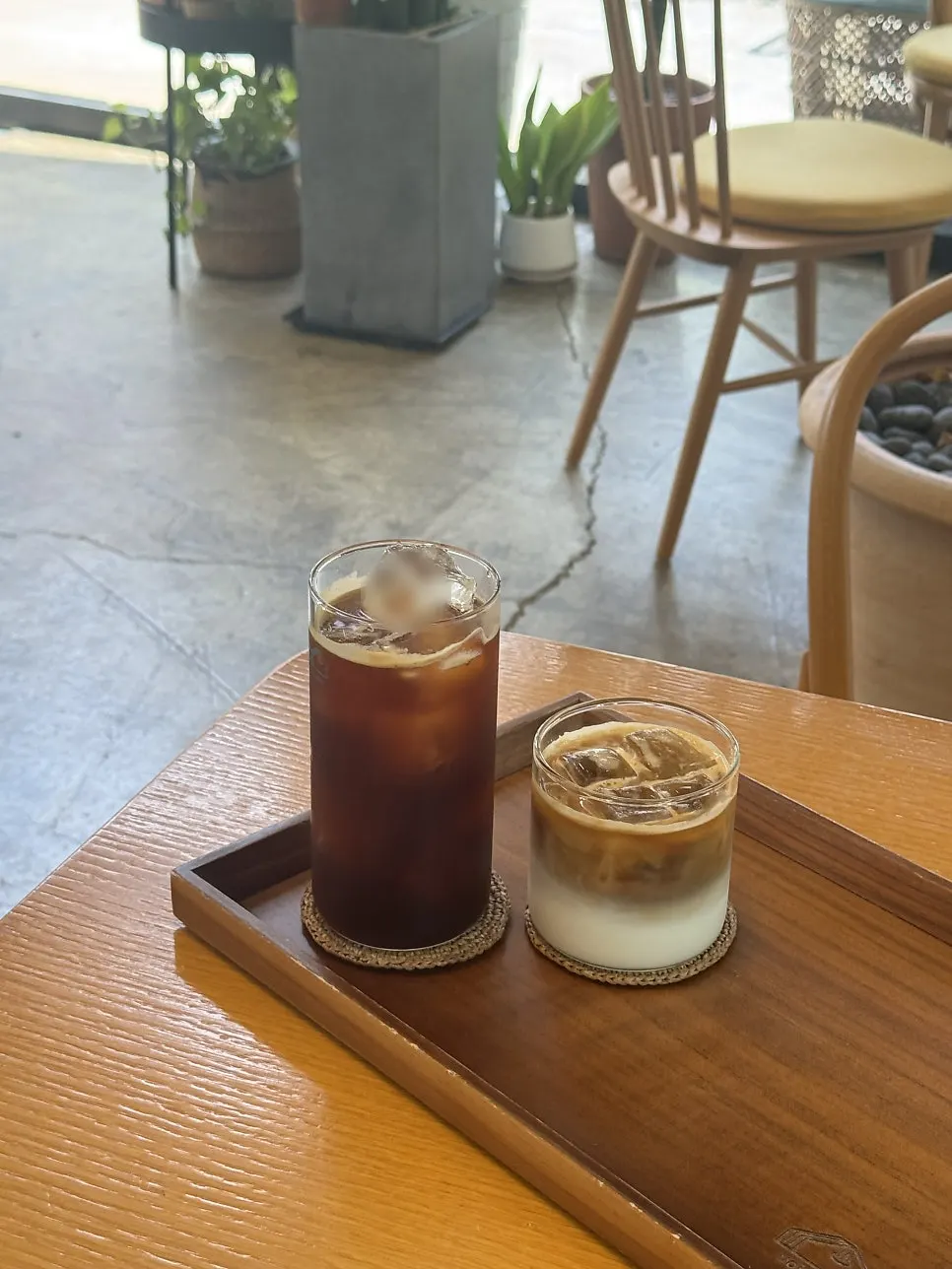 Muñeco tejido en un rincón de Café Buajang