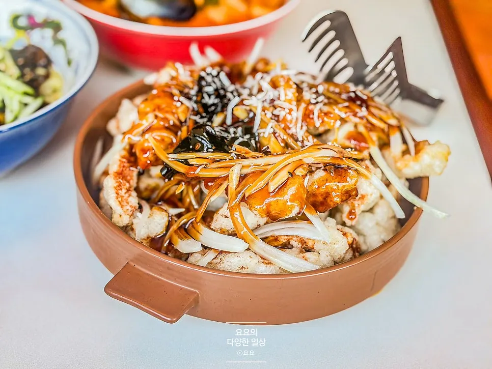 접시에 담겨 나온 흑초등심탕수육