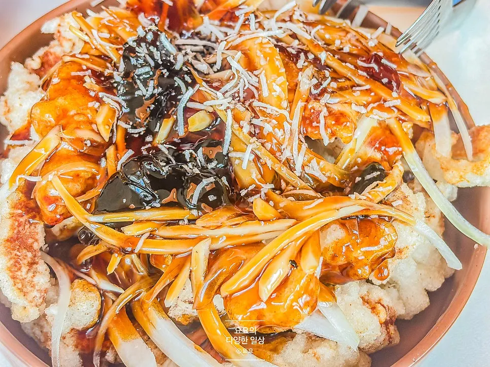 소스가 부분적으로 버무려진 탕수육