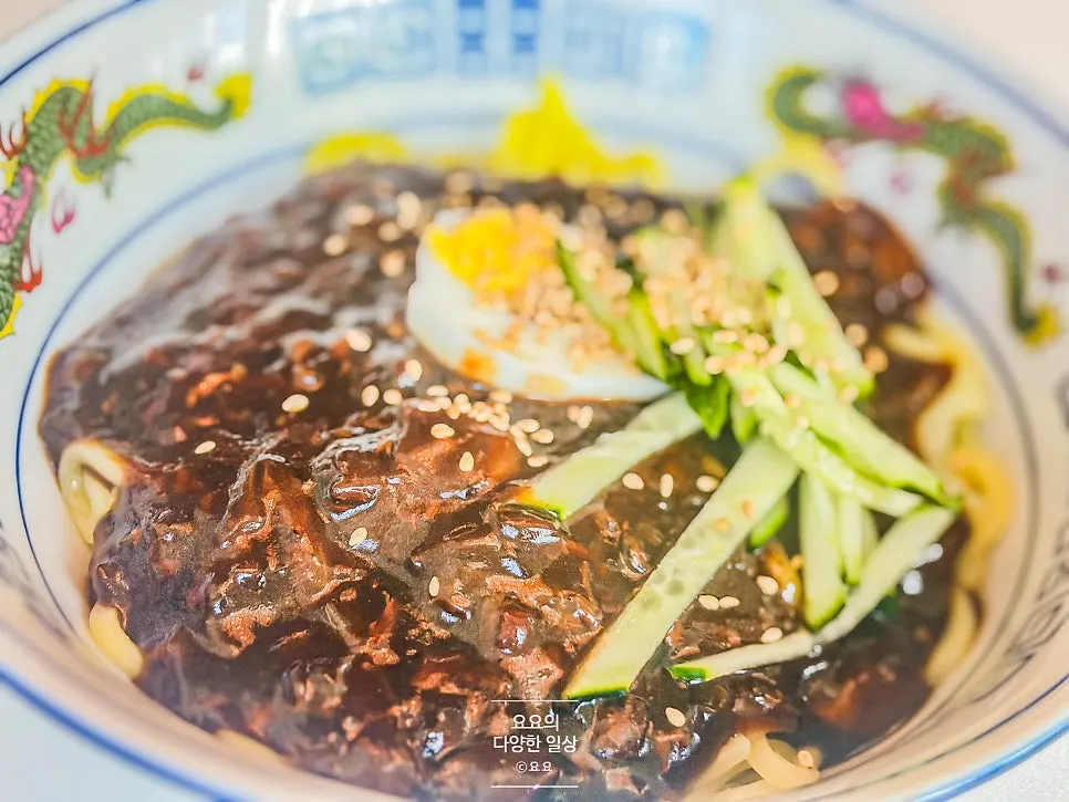 오이와 계란 토핑이 올라간 짜장면