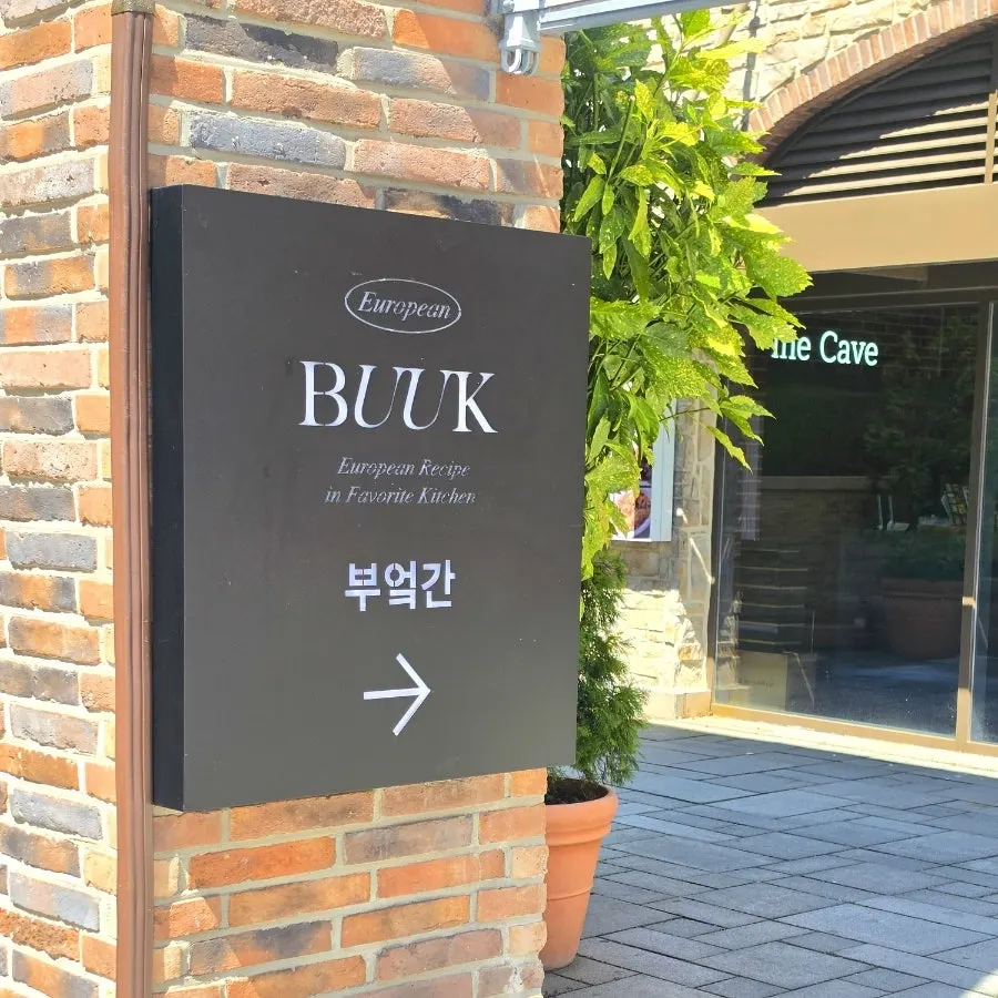 ブオッカン店内のテーブルと座席