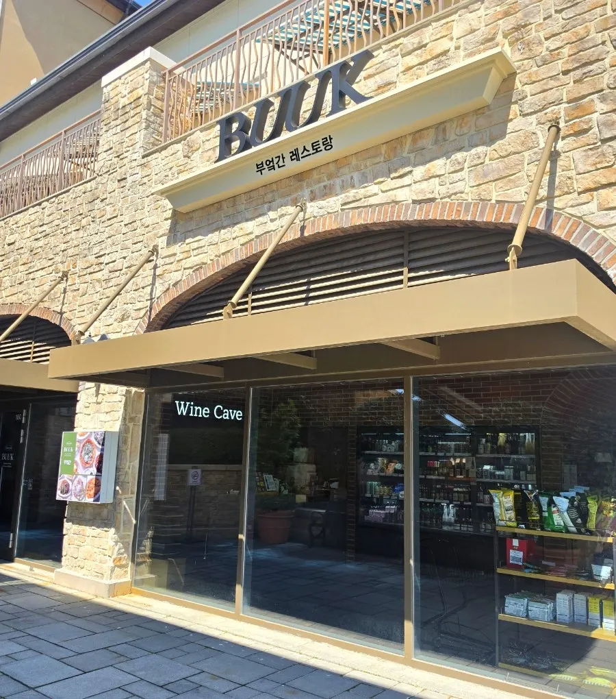 エスカレーター横のブオッカン店舗全景