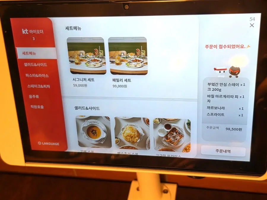 ブオッカンのテーブルに置かれた食器と水コップ