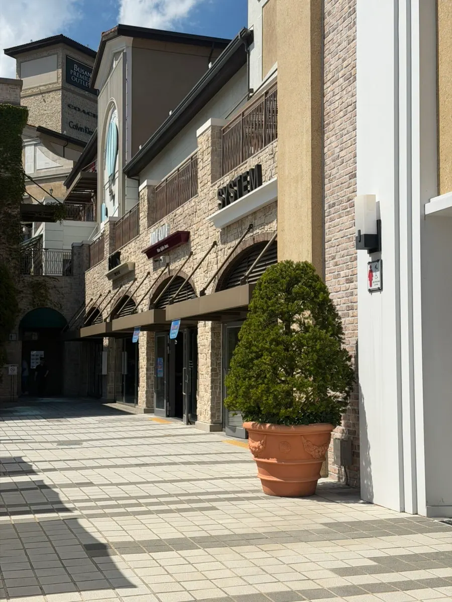 Entrance to Bueokgan at the back of the outlet's NORTH 1F