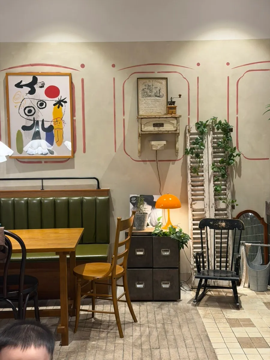 Tableware corner for guests with children