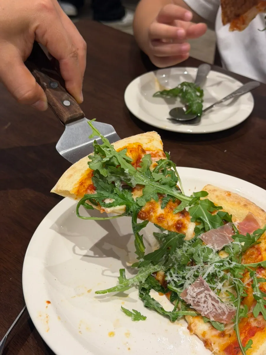 A whole arugula prosciutto pizza