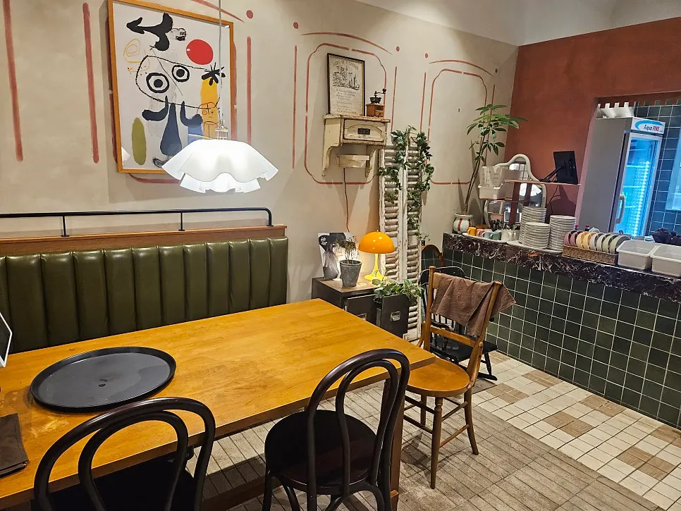 มุมที่นั่งโซฟาในร้าน Bueokgan Restaurant