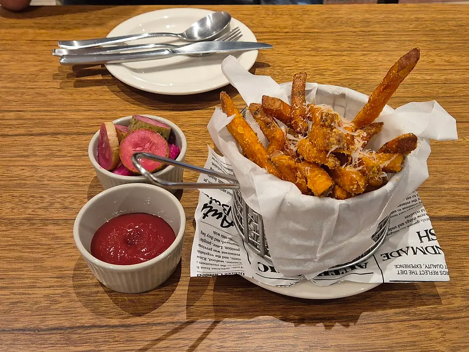 Sweet potato fries served as a starter at Bueokgan