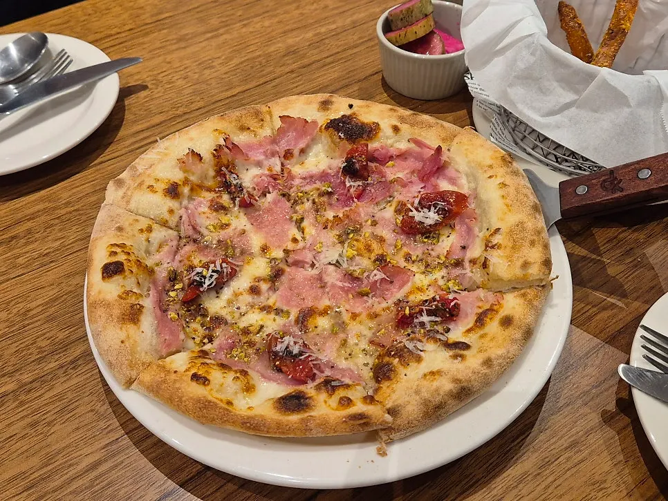 Full shot of Bueokgan's signature jambon pizza
