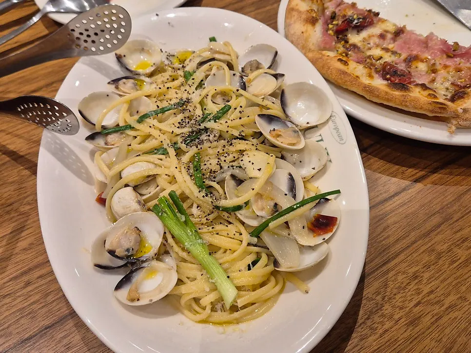 Plate of Bueokgan's vongole pasta
