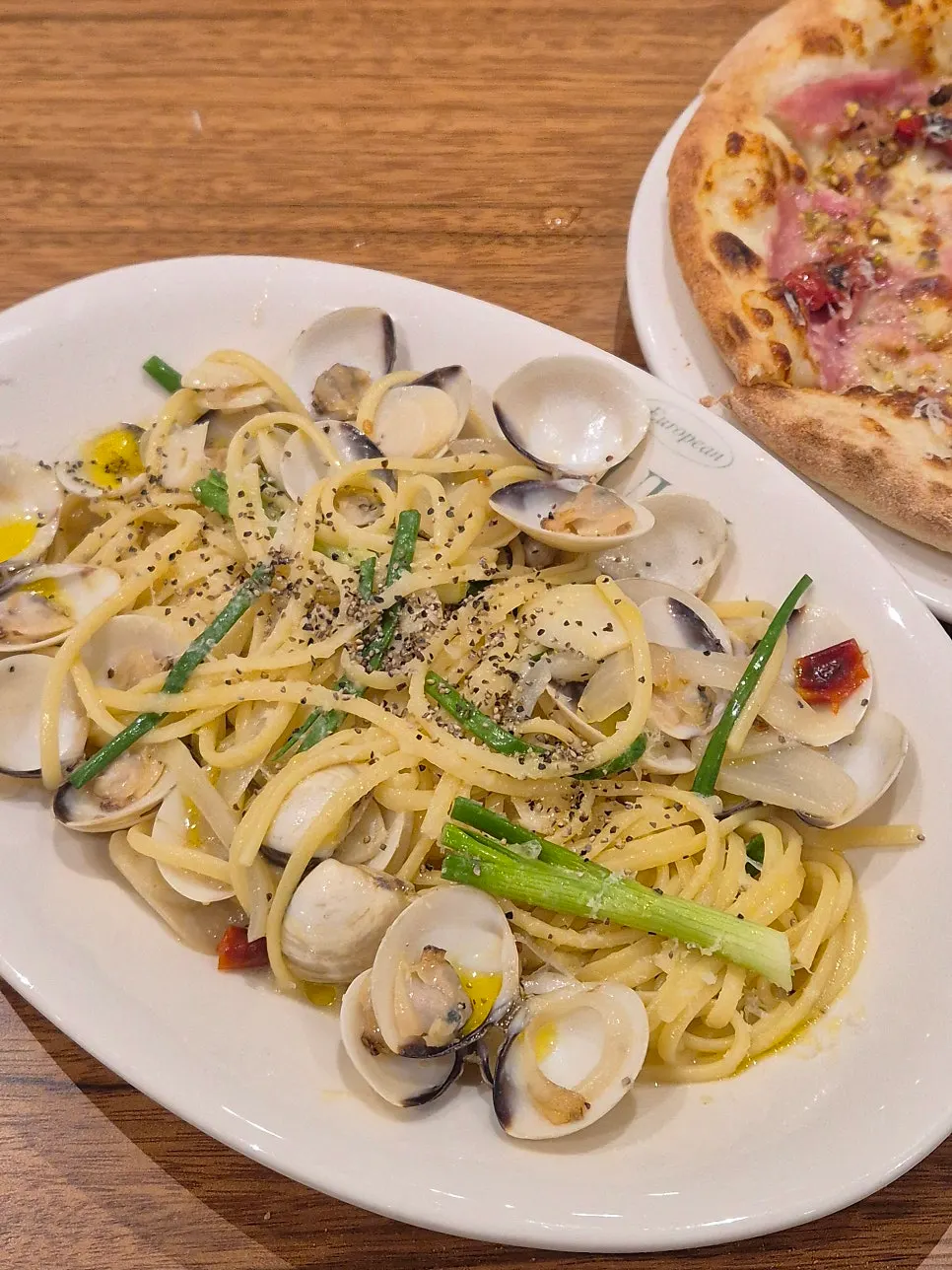 Vongole pasta topped with ground pepper