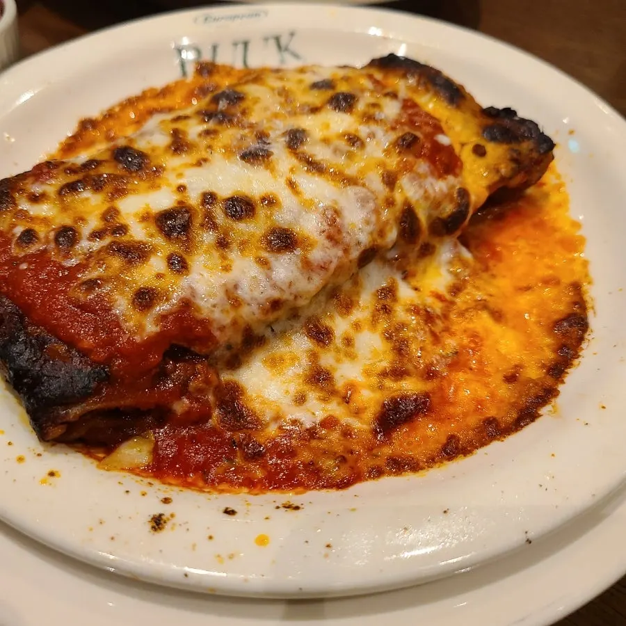 치즈가 노릇하게 구워진 부엌간 라자냐
