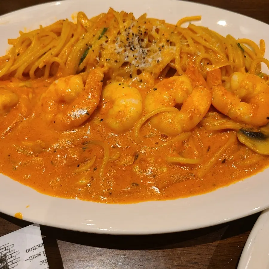 통통한 새우가 올라간 부엌간 쉬림프 로제 파스타
