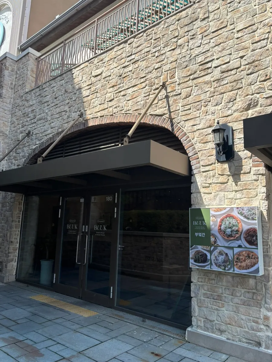 NORTH 1층 가장 안쪽 부엌간 레스토랑 입구